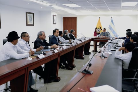 Daniel Noboa se comprometió a no incluir ideología de género en textos educativos ni cambios de sexo en menores de edad