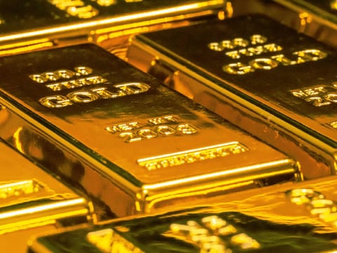 El oro alcanzará nuevo precio récord en 2026: Alta demanda y preocupaciones fiscales impulsan el alza histórica