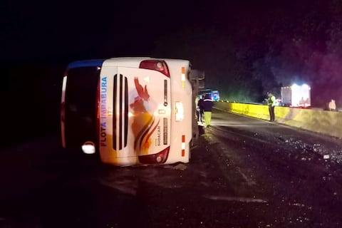 Diez heridos dejó volcamiento de un bus interprovincial en la vía Alóag-Santo Domingo