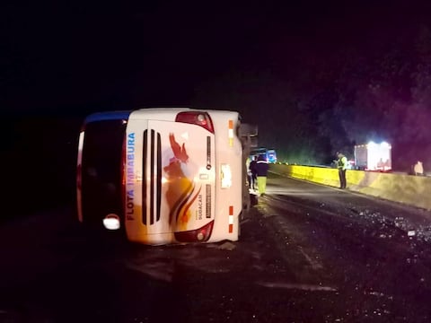 Diez heridos dejó volcamiento de un bus interprovincial en la vía Alóag-Santo Domingo