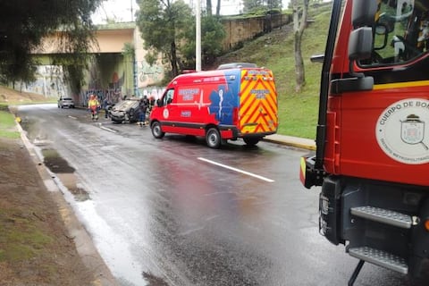 Vehículo cae de paso a desnivel en la av. Eloy Alfaro, en el norte de Quito