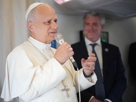 A los migrantes ‘hay que tratarlos como seres humanos, no como animales’, indica León XIV