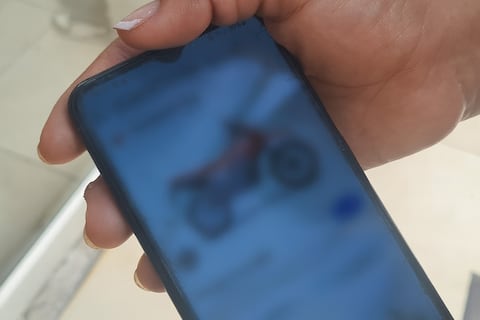 ‘Estamos decepcionados, él se esforzó para tener su moto’: pareja denuncia presunta estafa tras pagar una moto en una oficina del norte de Guayaquil
