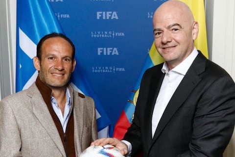 Gianni Infantino felicita a Francisco Egas por su reelección al frente de la FEF