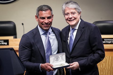 Guillermo Lasso recibe las llaves de la ciudad de Miami