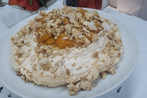 Pavlova de duraznos con turrón de almendras