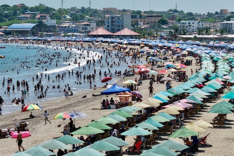 Entre bollos, juegos y mar: así viven las familias el feriado en General Villamil Playas