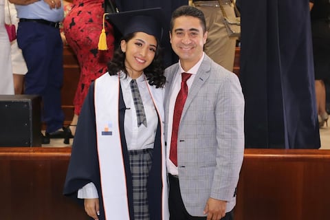 ‘Se nos parte el corazón’: cuerpo de hija del asesinado alcalde de Arenillas fue recibido tras su muerte en Quito