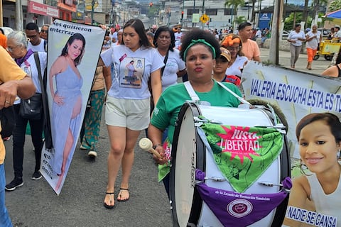 Colectivos de mujeres exigen justicia y reparación integral para familiares e hijos de víctimas de femicidio en Ecuador