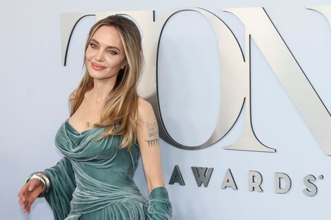 Angelina Jolie estrena tatuaje y aseguran que es una indirecta a su ex Brad Pitt: ¿Qué significa y dónde lo lleva?