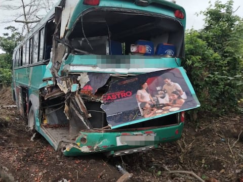 Bus y camión se impactaron en una vía de Quinindé