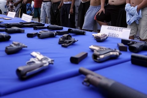 Policía decomisa 17 armas y 1.700 dosis de droga en operativos en Guayaquil y Durán