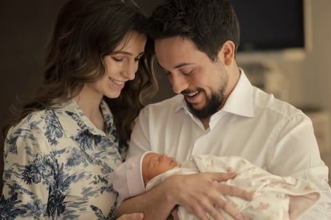 El príncipe heredero Hussein de Jordania y la princesa Rajwa comparten las primeras fotos como familia con su primogénita