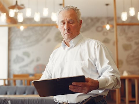 Camarero jubilado vuelve a trabajar a solo cuatro meses de jubilarse: Me sentía deprimido y aburrido