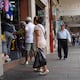 ‘Las personas llegan a cotizar’: comercios del centro de Guayaquil con expectativas de repunte de ventas navideñas con inicio de diciembre