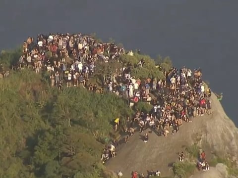 Cuerpo a tierra frente al paisaje más bello de Brasil: la foto de los 200 turistas escondidos de las balas en el Morro Dois Irmãos