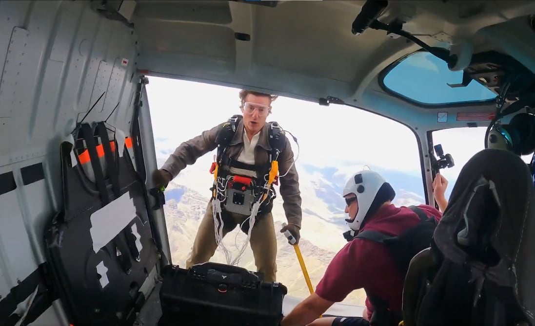 A los 62 años, Tom Cruise se aferra a las escenas de acción: así se grabó el salto desde un helicóptero para la próxima ‘Misión imposible’