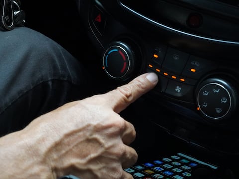 Especialistas advierten de riesgos por dormir en el auto con aire acondicionado durante periodos extensos