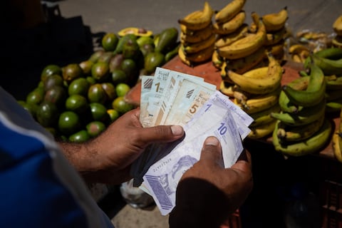 Venezuela aumenta el ingreso mínimo a 240 dólares