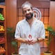 Bastián Napolitano: el baterista de rock y gestor cultural “se prende fuego” en ‘MasterChef Celebrity Ecuador 3’