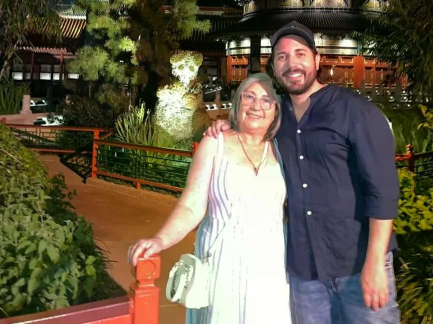 Víctor Aráuz felicita a su madre y da un ‘tip’ a los hijos que no compraron regalo