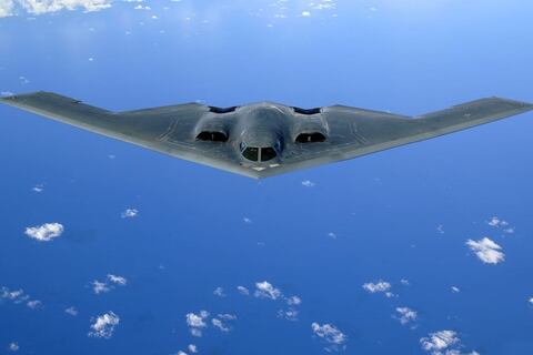 Secretos del Pentágono: se muestra por primera vez imagen de un bombardero de Estados Unidos tomando combustible en el aire