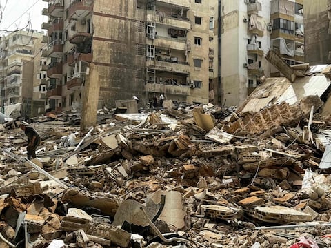 De regreso a zona destruida