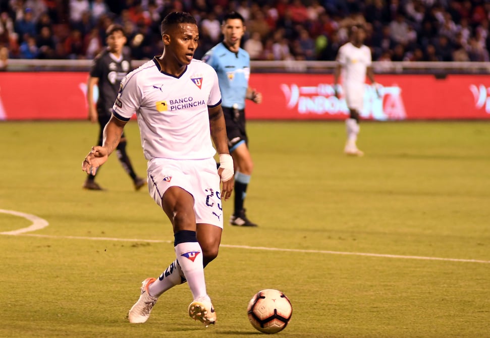 ‘Tiene todo derecho a exigir, haremos un avance para ponernos al día’, dice dirigente de Liga de Quito, sobre deuda con Antonio Valencia