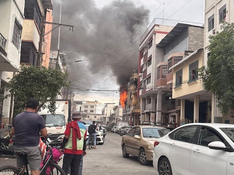 Incendio se reporta en inmueble en el centro de Guayaquil