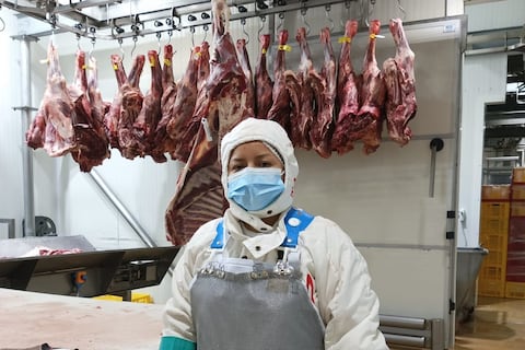 Daysi, la primera mujer que incursionó en faenamiento de reses en centro de distribución en Guayas