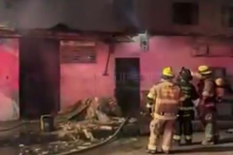 Taller de muebles se incendió tras explosión por presunta extorsión, en el sur de Guayaquil