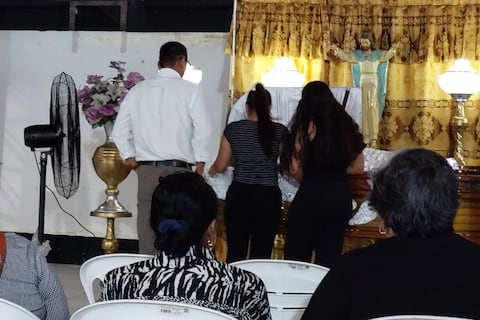 ‘Mi hijo estaba afuera cobrando la entrada, porque mi nuera había dado a luz’: hermano del alcalde de Santa Lucía es velado en la discoteca donde se produjo el ataque