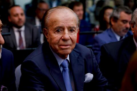 Hospitalizan al expresidente argentino Carlos Menem por neumonía