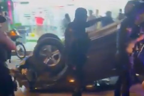 Carro se volcó tras persecución policial en Sauces 6: dos detenidos y un arma de fuego decomisada