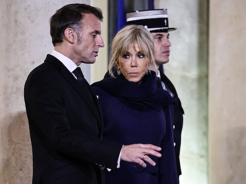 Brigitte Macron arremete contra feministas que protestaron en show de humorista