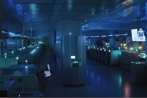 En China presentan fábrica sin empleados que produce un teléfono celular por segundo y funciona sin pausa todo el año