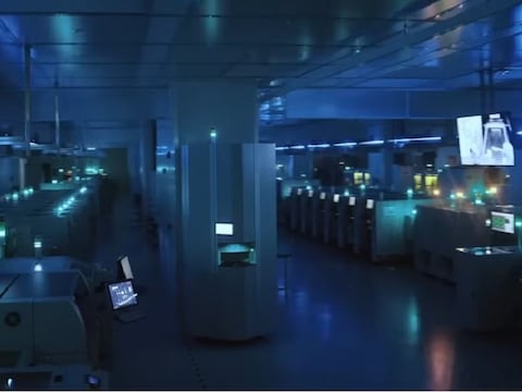 En China presentan fábrica sin empleados que produce un teléfono celular por segundo y funciona sin pausa todo el año