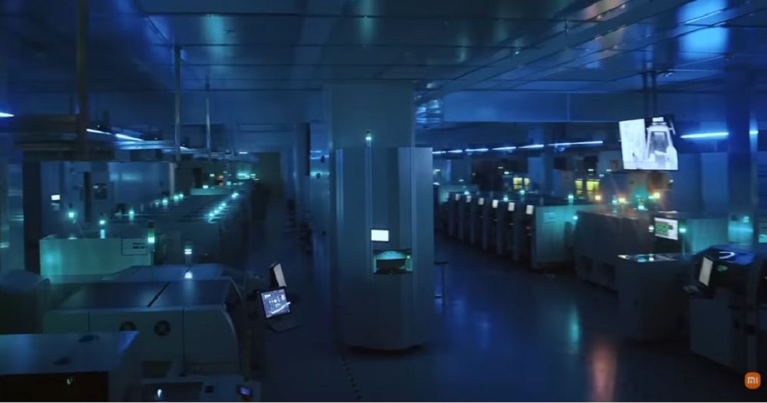 En China presentan fábrica sin empleados que produce un teléfono celular por segundo y funciona sin pausa todo el año