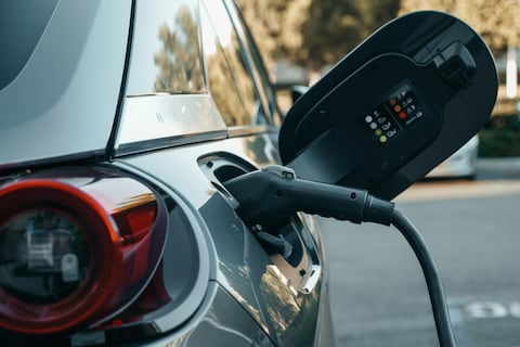 ‘Espero que los autos eléctricos reciban un gran impulso’: Agencia Internacional de la Energía prevé giro energético por crisis en Ormuz