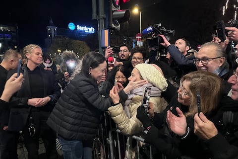 María Corina Machado saluda emocionada a sus seguidores en Oslo