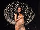 Jasmine Tookes, esposa del ecuatoriano Juan David Borrero, abre el desfile de Victoria’s Secret 2025 y muestra su embarazo