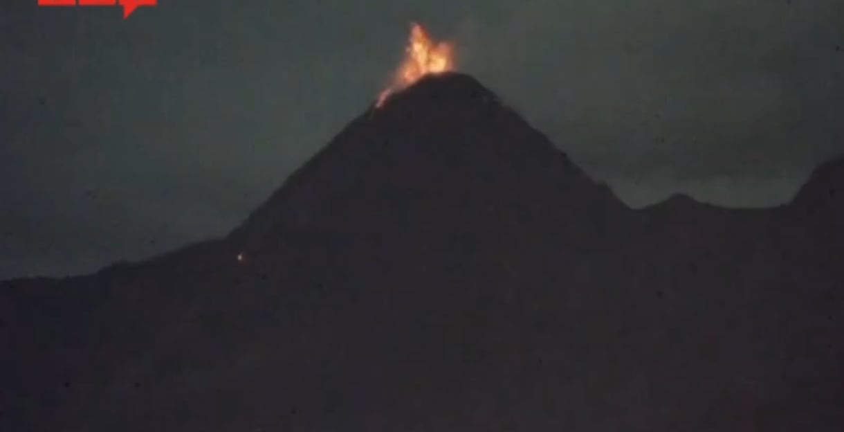 El volcán Reventador expulsa lava y material piroclástico a 700 metros sobre el cráter