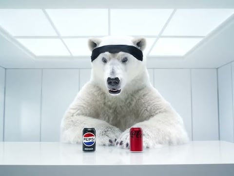 Pepsi desafía a Coca-Cola con un comercial para el Super Bowl que pone a su rival en el centro de su campaña