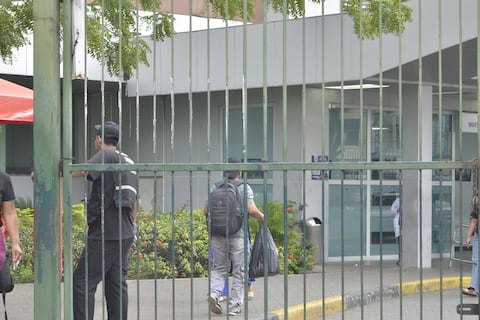 Pacientes alertan de mal olor y largas esperas por citas en el hospital Guayaquil