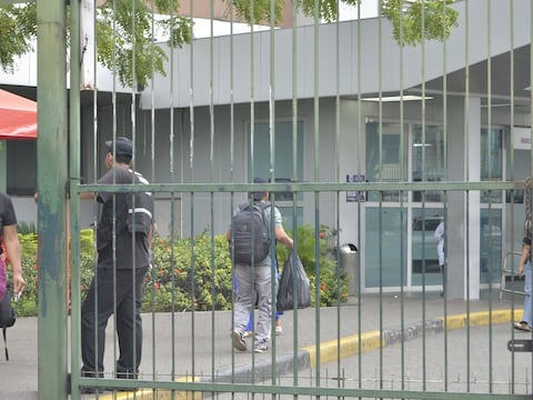 Pacientes alertan de mal olor y largas esperas por citas en el hospital Guayaquil