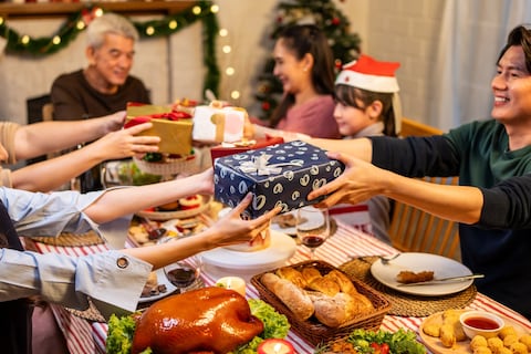 Cinco intercambios de regalos que salieron de redes y hoy resuelven las reuniones en Navidad