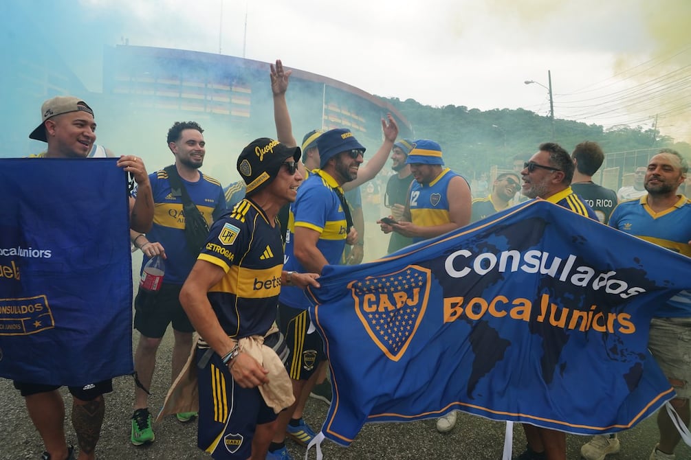 Hinchas de Boca Juniors viajan a Guayaquil con escolta policial rumbo al Monumental