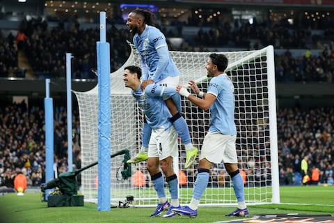 Manchester City gana 0-1 al Leeds sin Haaland y mantiene la presión en la Premier League
