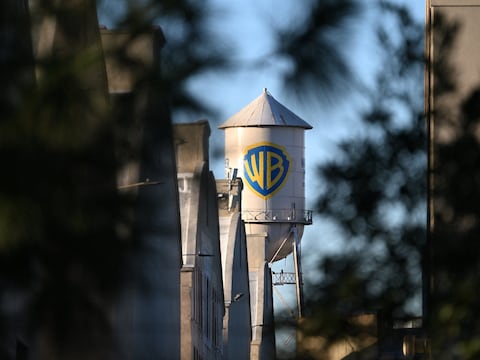 Warner Bros. pedirá a sus accionistas que no acepten propuesta de compra de Paramount y mantengan el acuerdo con Netflix, según medio