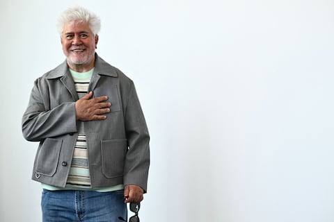 Almodóvar no irá a los Premios Goya; el cineasta sufrió un accidente doméstico